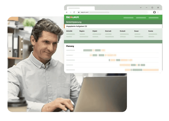 Mann tippt auf Laptop. Im Vordergrund ein Screenshot der Schichplanung im SequriX Backoffice.